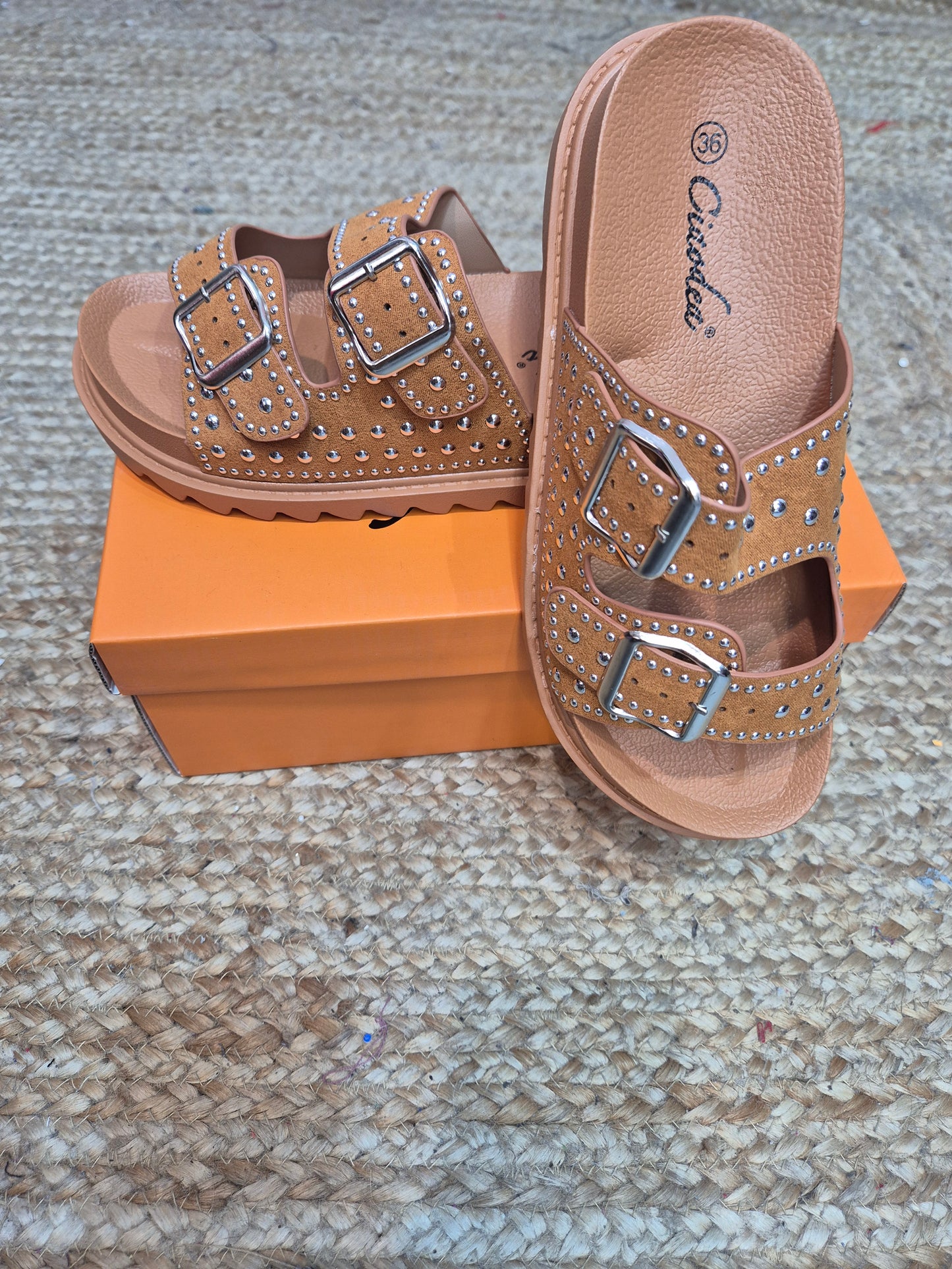 Sandalias tachuelas