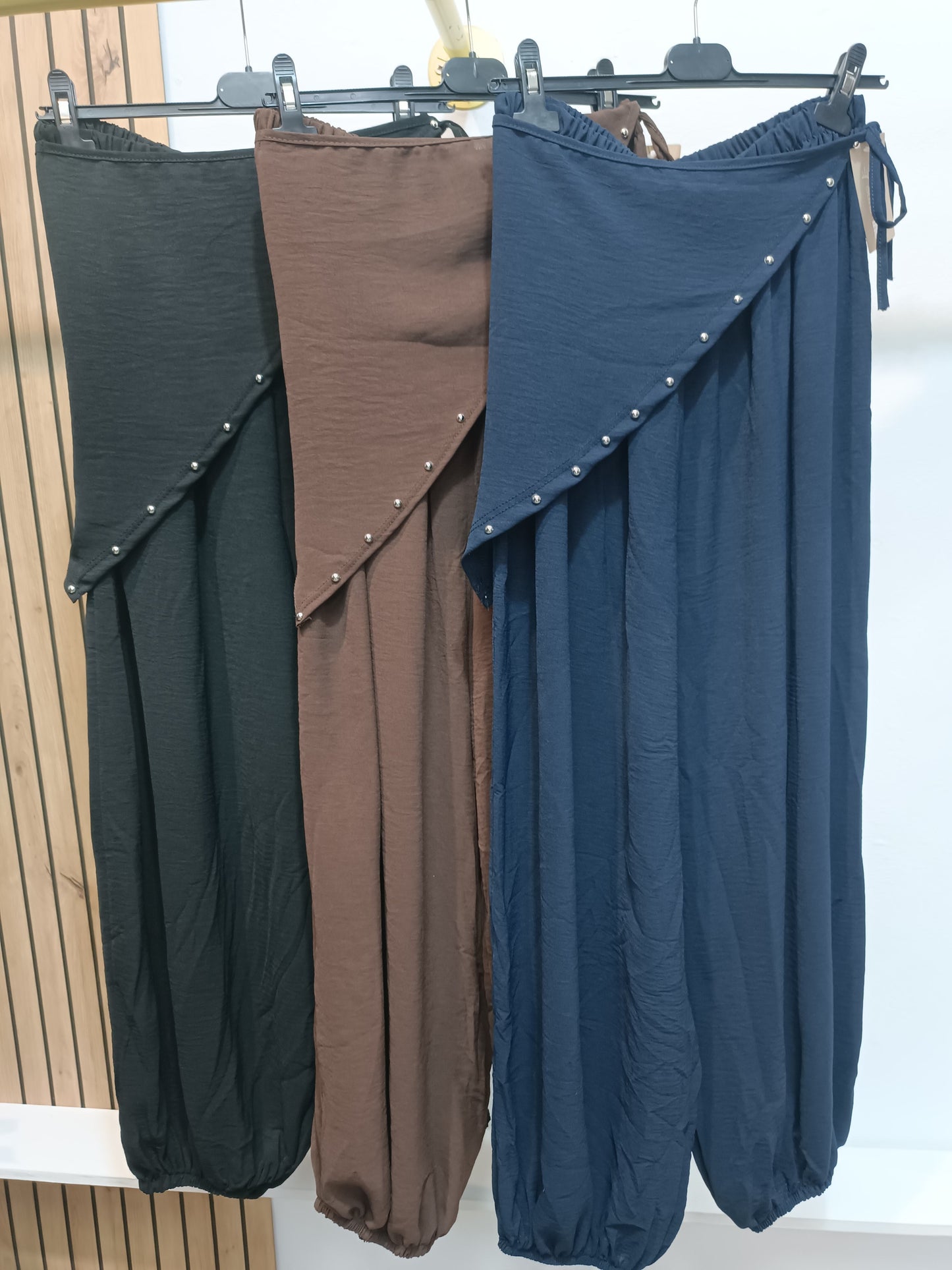Pantalón pañuelo tachuelas