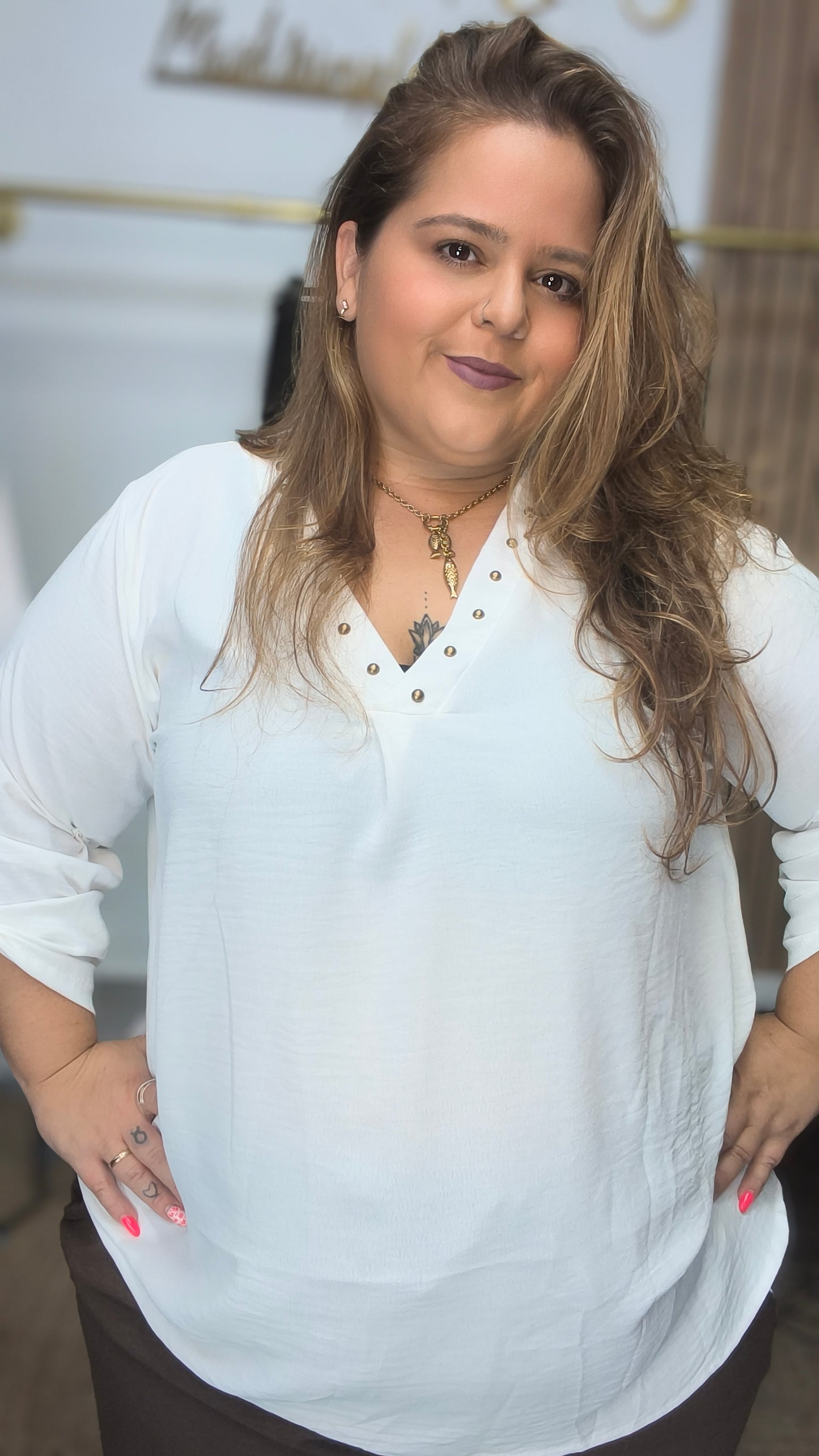Blusa tachuelas escote
