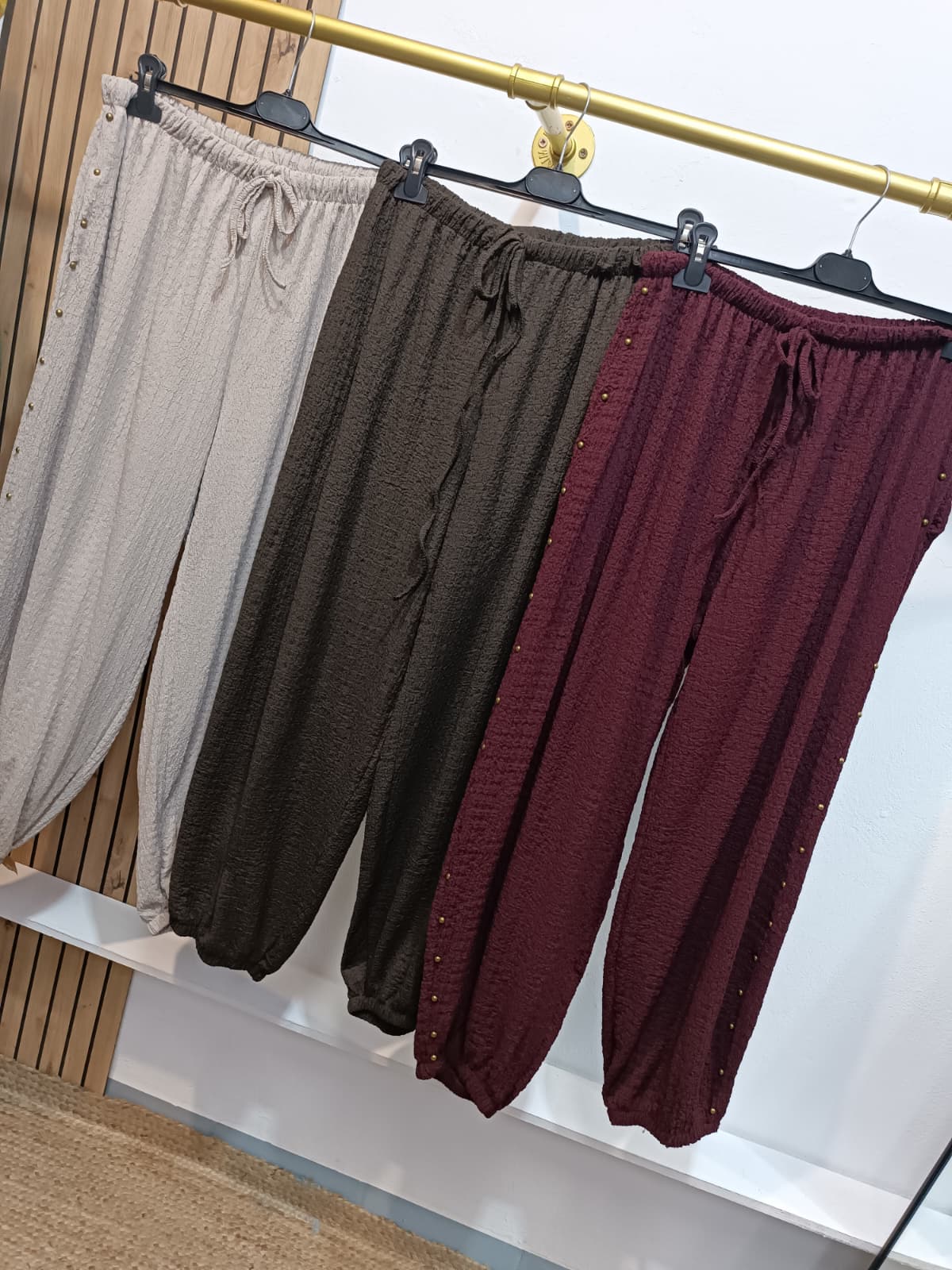 Pantalón tachuelas