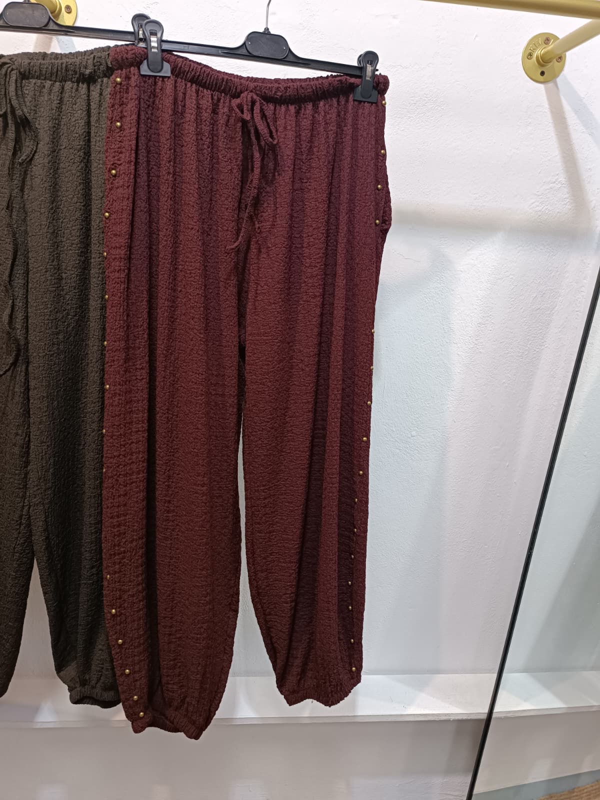 Pantalón tachuelas