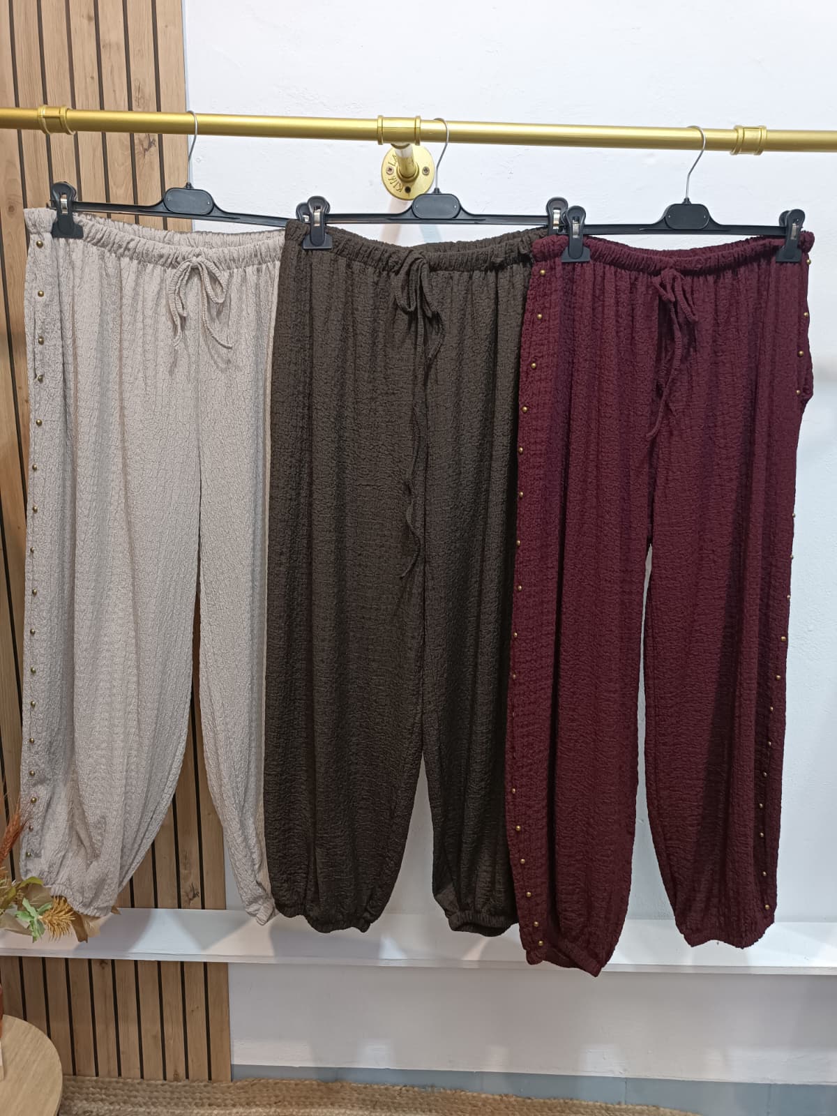 Pantalón tachuelas