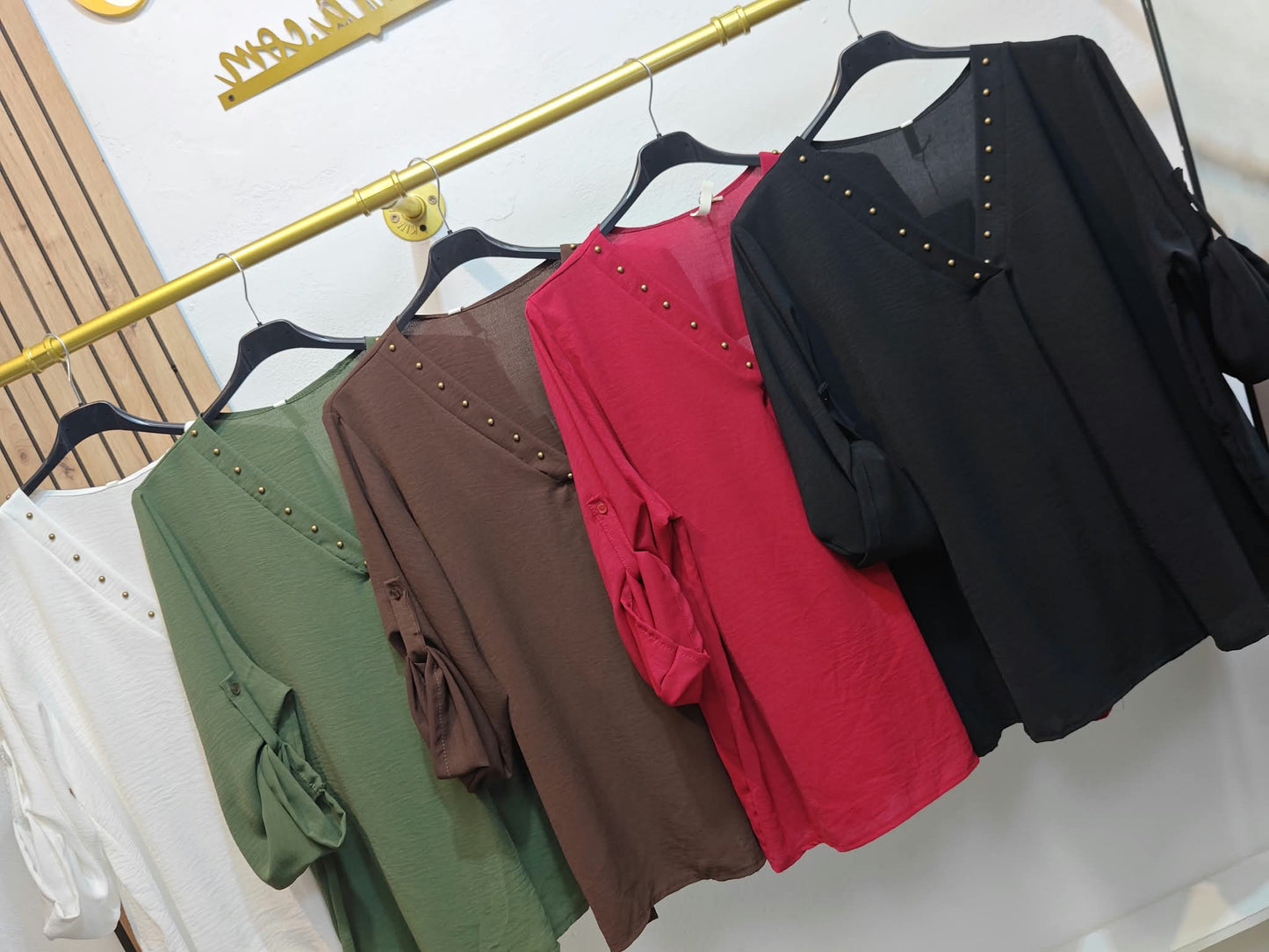 Blusa tachuelas escote