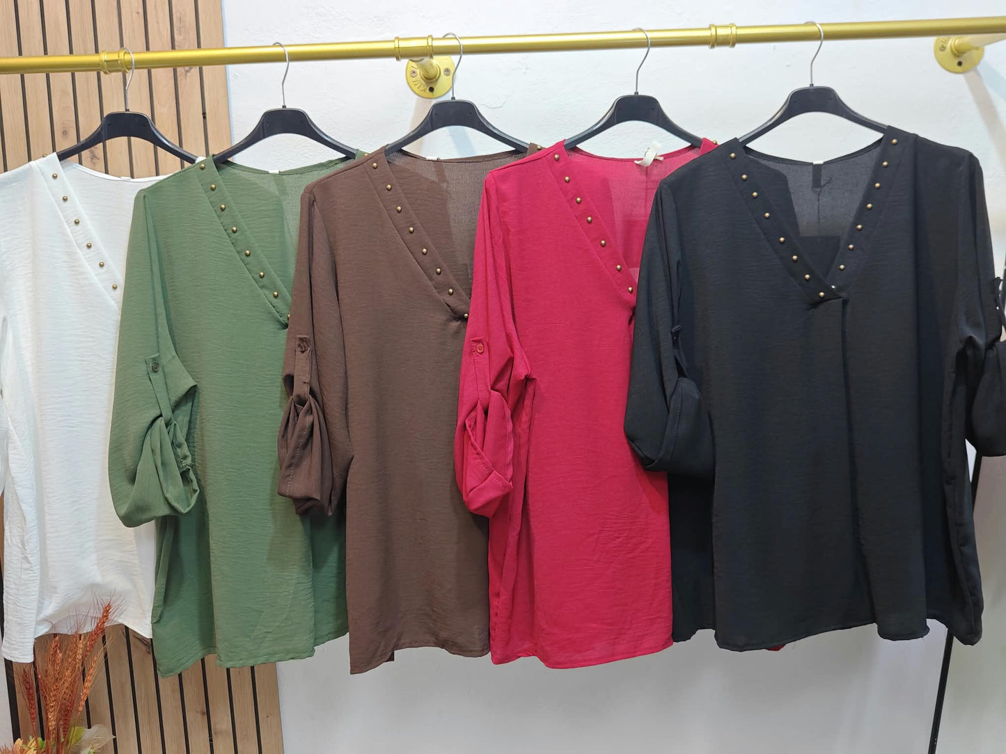 Blusa tachuelas escote