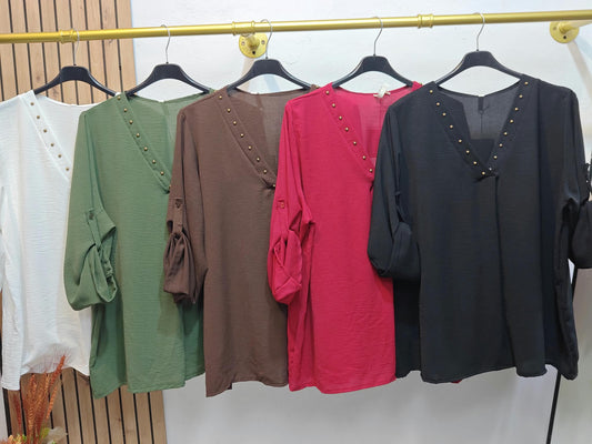 Blusa tachuelas escote